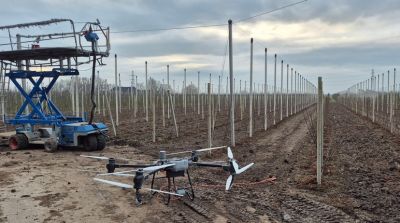 FruitSecurity Holland f&uuml;hrt das Verlegen von Seilen mit Drohnen ein (Video)